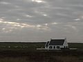 Ouessant : maison et bovins sous les nuages