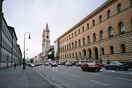 La Ludwigstraße qui traverse le Maxvorstadt, avec l'église Saint-Louis au fond et la bibliothèque d'État