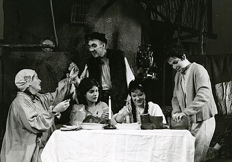 Stina Ståhle, Lena Ewert, Hilding Gavle, Gerd Hegnell och Caryna Houmann i Tevye och hans döttrar på Helsingborgs stadsteater 1962.