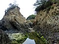 Falaise et îlot dans la partie ouest de l'anse de Ty Mark à marée basse.