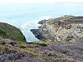 Plomodiern : crique bordée de falaises abruptes à la pointe de Ty Mark ; à droite de la photographie le GR 34.