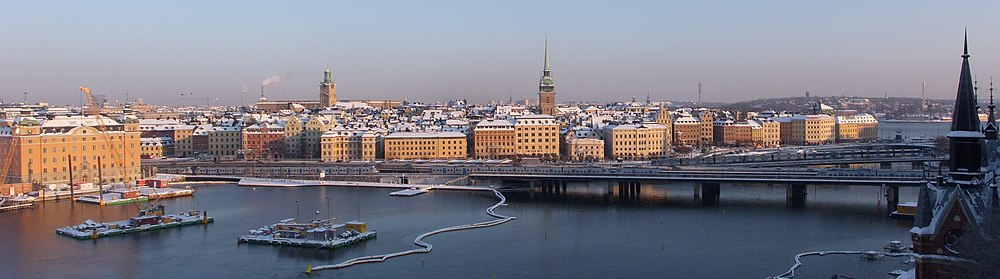 Vy över Gamla stan från Monteliusvägen på Södermalm i december 2009. Längst till vänster syns en del av Riddarholmen och mitt i bild reser sig Tyska kyrkans spetstorn. I förgrunden pågår arbeten med Söderströmstunneln för Citybanan.