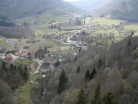 Vue sur Nans-sous-Sainte-Anne dans le fond de la reculée