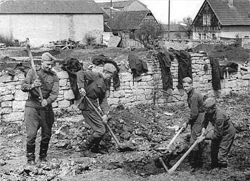 Fältuniform modell 1943 användes av manskapet till 1969.