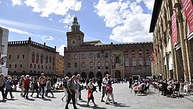 Piazza Maggiore met links Palazzo di Notai, in het midden Palazza d'Accursio en rechts Palazzo dei Podestà