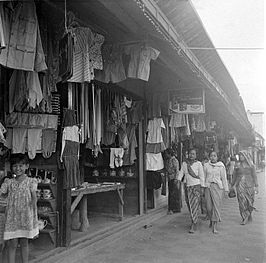 Winkeltjes met textiel te Madiun (1951).