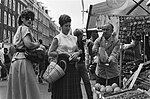 Groente- en fruitkraam op de Albert Cuypmarkt (foto, 1980)