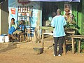 La marchande et l'écolière. Yaoundé Cameroun 2013