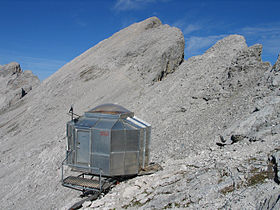 Le sommet avec un bivouak.