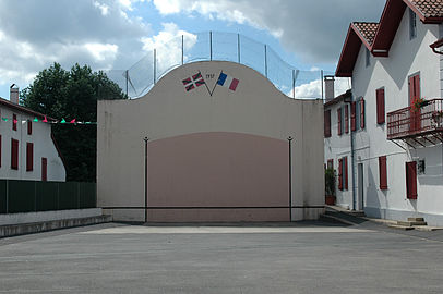 Le fronton place libre.