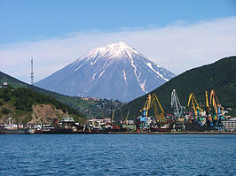 De stad Petropavlovsk met vulkaan Korjakskaja Sopka