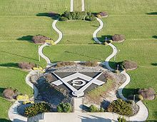 Photo en couleur d'un jardin avec monuments formant des symboles maçonniques