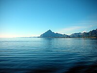 Vågakallen sett fra ferja mellom Svolvær og Hamarøy i øst.