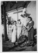 Gertrude Azens et, tenant le vélo, Juliette Azens