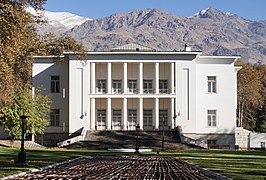 Vue du Palais Blanc de l'extérieur avec le mont Tochal au fond.