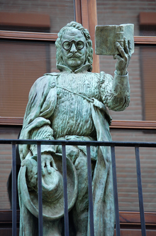 Estatua de Quevedo en Alcalá de Henares.