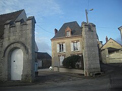 La porte crénelée de la commanderie de Sours.