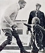 Photo, Fairbanks jouant avec Coogan devant Chaplin.