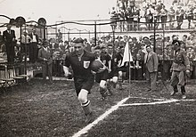 černobílá fotografie, hráči Nizozemska a Švýcarska se připravují na hřišti na vzájemný zápas na MS ve fotbale 1934