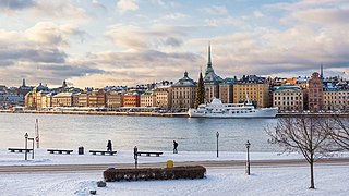 Quai de Skeppsbrokajen vu de Skeppsholmen, avec Stadsholmen derrière. Janvier 2016.