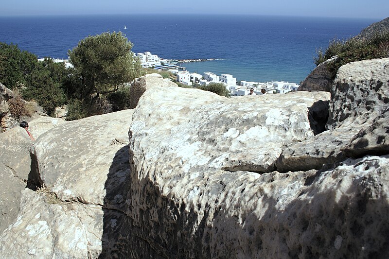 File:Unfinished colossal statue in quarry, 7th c BC, Apollonas, Naxos, 060584.jpg