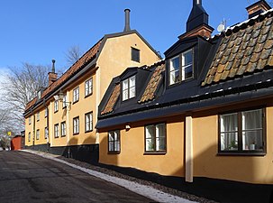 Yttersta Tvärgränd nr 5 (närmast) och 3.