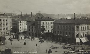 «Kristiania. Jernbanetorvet.», tidlig på 1900-tallet. Alle bygningene på bildet er i dag revet og erstattet blant annet av Oslo sentralstasjon. Postkort: J. H. Küenholdt/Nasjonalbibliotekets bildesamling