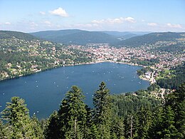 Gerardmer an de Séi vun der Tour de Mérelle aus gesinn