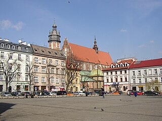 Plac Wolnica, một quảng trường chợ trung tâm ở khu vực Kazimierz. Kiến trúc Gothic ở Ba Lan thời cận đại Corpus Christi Basilica có thể nhìn thấy ở phía sau.