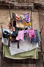 Une femme prenant soin du linge qui sèche à La Havane. Janvier 2011.