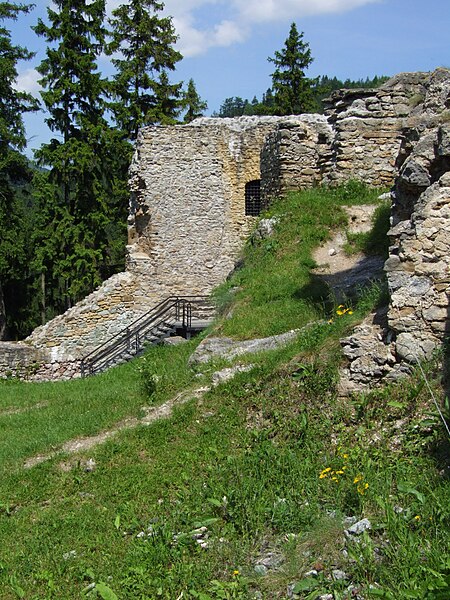 File:Likava Castle 01 - Pudelek.JPG