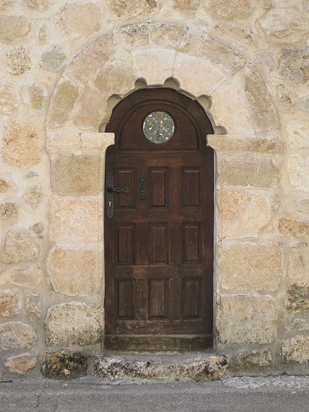 File:Puerta románica, iglesia de Quintanarraya.jpg