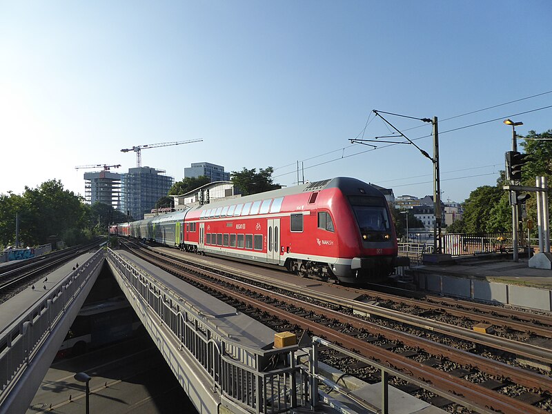 File:Regional train at Bahnhof Dammtor.jpg