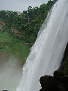 Blick auf den Wasserfall von der Wasservorhangshöhle.