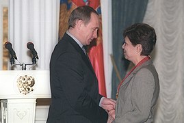 Vladimir Putin luovutti kunnia­merkin Irina Rodninalle 2000.