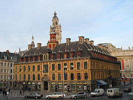 Het oude beursgebouw en het belfort van de Kamer van Koophandel