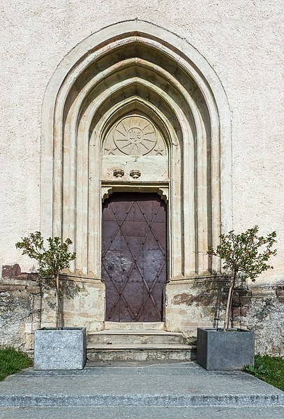 File:Magdalensberg Filialkirche hll. Helena und Maria Magdalena W-Portal 15042022 2468.jpg