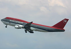 A Northwest Airlines állította forgalomba az első B747–400 utasszállítót