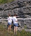 Observando estratos geológicos, estudantes da universidade de Wooster, Tennessee