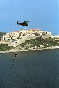 Legionários voando de um helicóptero Puma sobre Calvi