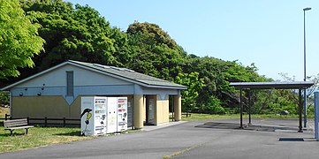 Unterstand, Sanitärgebäude und Automaten auf einem Rastplatz an der E 97 in Japan