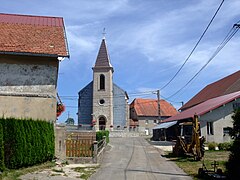 Straße in Bugny mit Dorfkirche