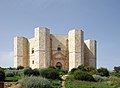 Castel del Monte, ki ga je v letih 1240 do 1250 v Andriji, Apulija, zgradil cesar Friderik II.