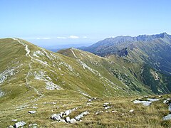 Pohľad zo svahu Kresanica na východ. Zľava: Malolučniak, Kondratova kopa, v pozadí Vysoké Tatry