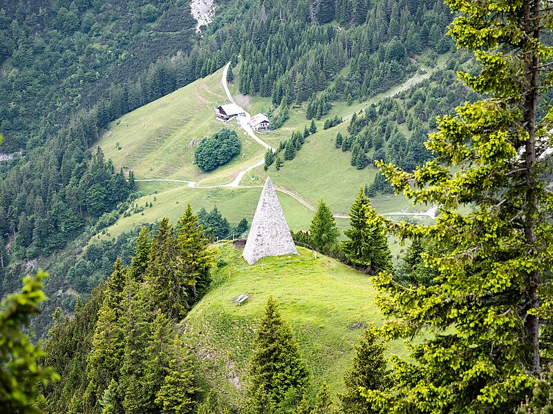 File:Kaisersäule mit Thaurer Alm.jpg