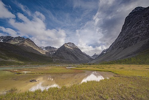 Flott beskrivende bilde av landskapsvernområdet og Lyngsalpan. Wikipedia bør absolutt utvide artikkelen sin om området med både mer tekst og bilder.