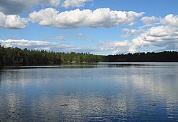 Årsjön, vy mot nordöst från vandringsleden längst västra stranden.