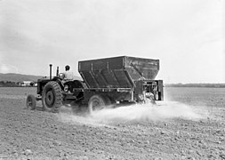 Bulk lime spreader