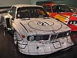 La BMW Art car conçue par Frank Stella avait le numéro 41 aux 24 Heures du Mans 1976 et elle était conduite par Brian Redman et Peter Gregg.