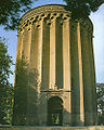 Tour Toghrol, monument du XIIIe siècle, est une des structures historiques pouvant toujours être vues à Téhéran aujourd'hui.